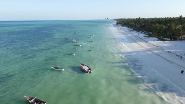 Barcos no oceano perto da costa de Zanzibar, Tanzânia — Vídeo de Stock