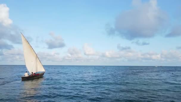 Vista aérea de un barco en el océano cerca de la costa de Zanzíbar, Tanzania — Vídeo de stock