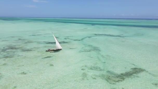Flygfoto över en båt i havet nära kusten i Zanzibar, Tanzania — Stockvideo