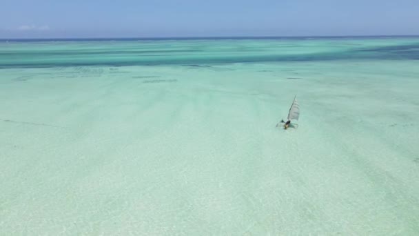 Vista aérea de um barco no oceano perto da costa de Zanzibar, na Tanzânia — Vídeo de Stock