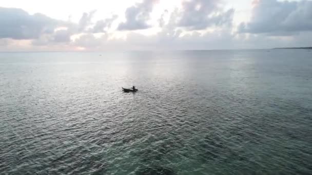 Αεροφωτογραφία σκάφους στον ωκεανό κοντά στις ακτές της Ζανζιβάρης, Τανζανία — Αρχείο Βίντεο
