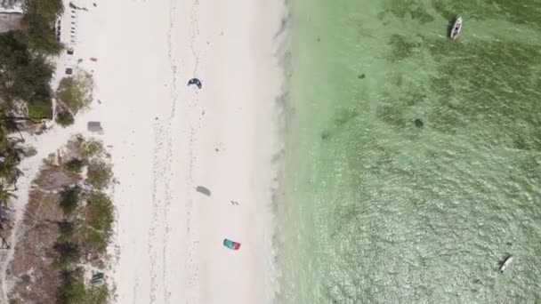 タンザニア、ザンジバルの海岸近くの海の中のボートの空中ビュー — ストック動画
