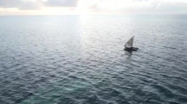 Tanzanya 'nın Zanzibar kıyısındaki bir teknenin okyanus manzarası.