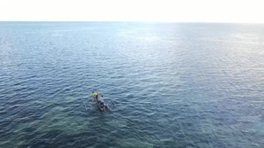 Tanzanya 'nın Zanzibar kıyısındaki bir teknenin okyanus manzarası.