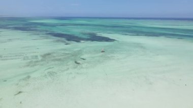 Tanzanya 'nın Zanzibar kıyısındaki bir teknenin okyanus manzarası.