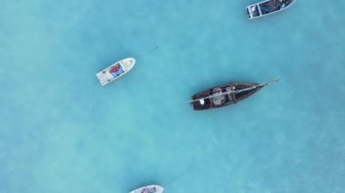 Okyanusta tekneler Tanzanya 'nın Zanzibar kıyısında.