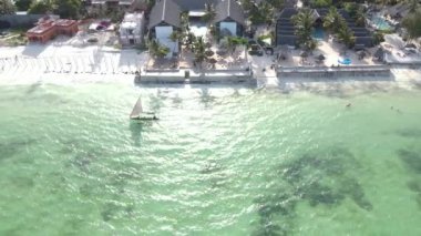 Tanzanya 'nın Zanzibar kıyısındaki bir teknenin okyanus manzarası.