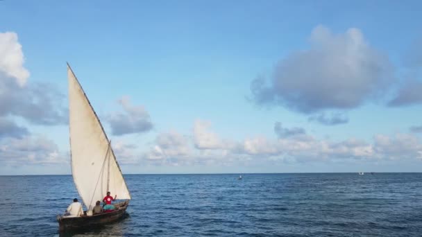 Vista aérea de un barco en el océano cerca de la costa de Zanzíbar, Tanzania — Vídeo de stock