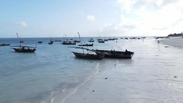 Zanzibar, Tanzanie - lodě na mořské vodě u pobřeží — Stock video