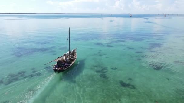 Båtar i havet nära kusten i Zanzibar, Tanzania — Stockvideo
