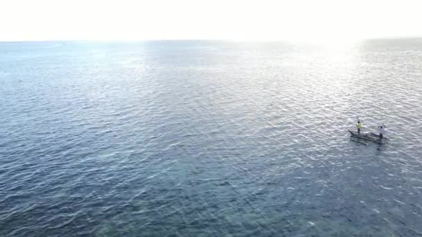 Widok z powietrza na łódź w oceanie przy wybrzeżu Zanzibaru, Tanzania — Wideo stockowe