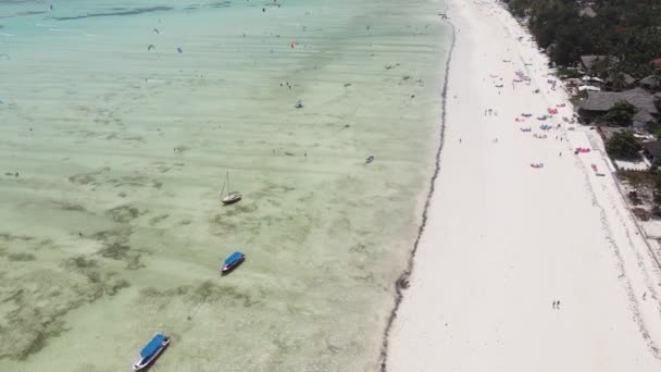 Лодки в океане у берегов Занзибара, Танзания — стоковое видео