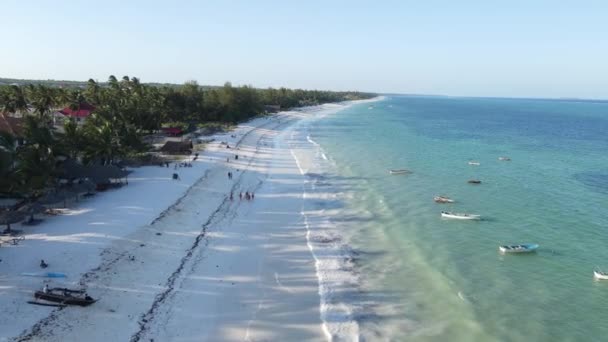Båtar i havet nära kusten i Zanzibar, Tanzania — Stockvideo