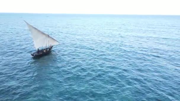 Vista aérea de un barco en el océano cerca de la costa de Zanzíbar, Tanzania — Vídeos de Stock