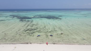 Okyanusta tekneler Tanzanya 'nın Zanzibar kıyısında.