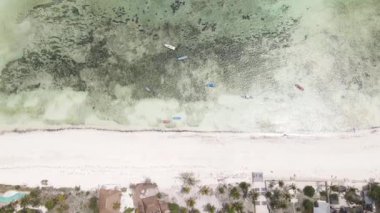 Okyanusta tekneler Tanzanya 'nın Zanzibar kıyısında.