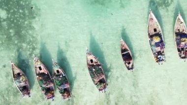 Zanzibar, Tanzanya - kıyıya yakın okyanus sularındaki tekneler