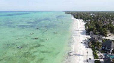 Okyanusta tekneler Tanzanya 'nın Zanzibar kıyısında.