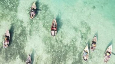 Zanzibar, Tanzanya - kıyıya yakın okyanus sularındaki tekneler