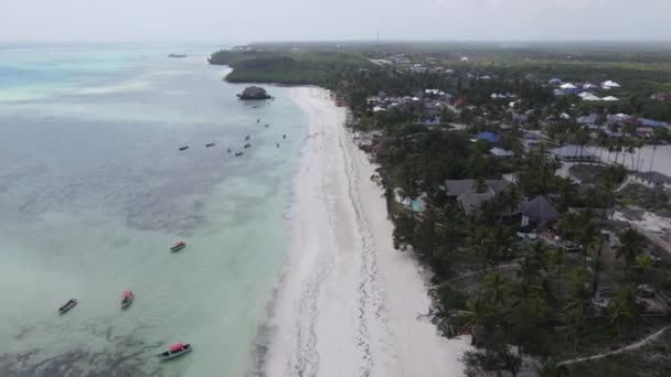 Tanzanya, Zanzibar 'ın kıyı manzarası - kıyıya yakın tekneler — Stok video