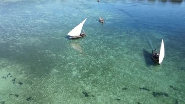 Okyanusta tekneler Tanzanya 'nın Zanzibar kıyısında. — Stok video