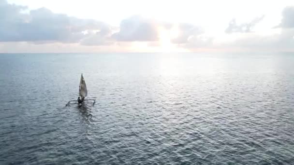 Vista aérea de um barco no oceano perto da costa de Zanzibar, na Tanzânia — Vídeo de Stock