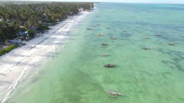 Tanzanya, Zanzibar 'ın kıyı manzarası - kıyıya yakın tekneler