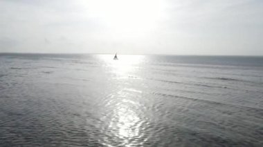 Tanzanya 'nın Zanzibar kıyısındaki bir teknenin okyanus manzarası.