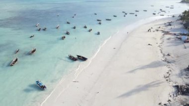 Okyanusta tekneler Tanzanya 'nın Zanzibar kıyısında.