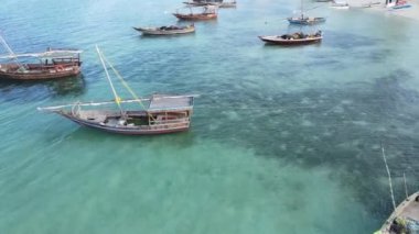 Tanzanya, Zanzibar 'ın kıyı manzarası - kıyıya yakın tekneler