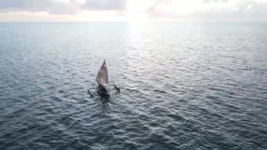 Tanzanya 'nın Zanzibar kıyısındaki bir teknenin okyanus manzarası.