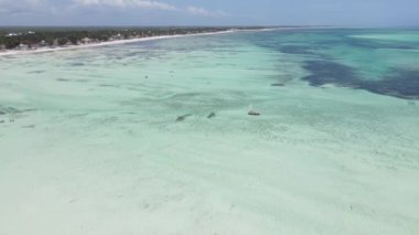 Tanzanya 'nın Zanzibar kıyısındaki bir teknenin okyanus manzarası.