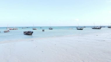 Okyanusta tekneler Tanzanya 'nın Zanzibar kıyısında.