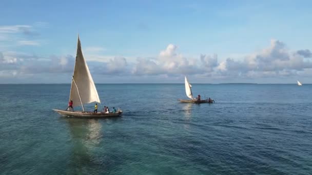 Paisagem costeira de Zanzibar, Tanzânia - barcos perto da costa — Vídeo de Stock