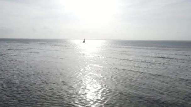 Tanzanya 'nın Zanzibar kıyısındaki bir teknenin okyanus manzarası. — Stok video