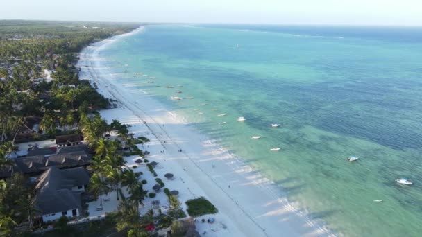 Kustlandskap i Zanzibar, Tanzania - båtar nära stranden — Stockvideo