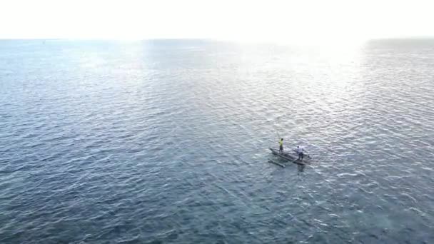 Vista aérea de um barco no oceano perto da costa de Zanzibar, na Tanzânia — Vídeo de Stock