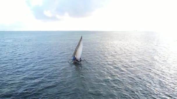 Boten in de oceaan bij de kust van Zanzibar, Tanzania — Stockvideo