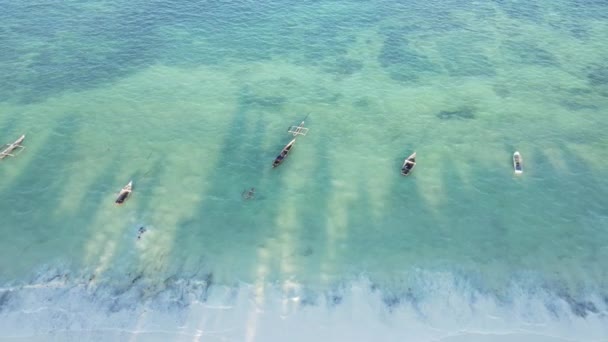 Barcos no oceano perto da costa de Zanzibar, Tanzânia — Vídeo de Stock