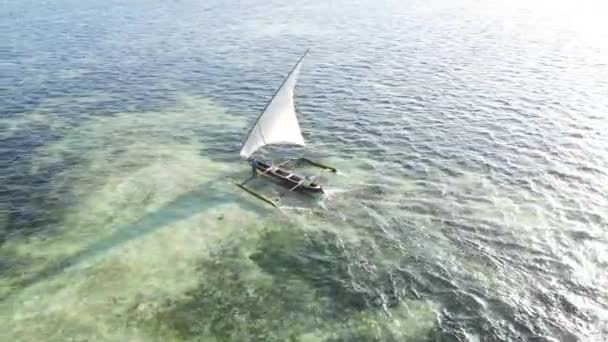 Vue aérienne d'un bateau dans l'océan près de la côte de Zanzibar, Tanzanie — Video