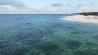 Okyanusta tekneler Tanzanya 'nın Zanzibar kıyısında.
