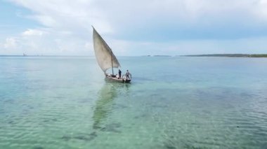 Tanzanya 'nın Zanzibar kıyısındaki bir teknenin okyanus manzarası.