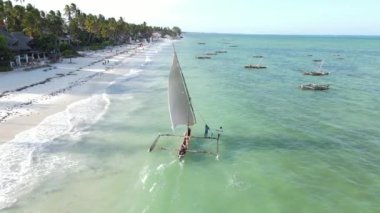 Okyanusta tekneler Tanzanya 'nın Zanzibar kıyısında.
