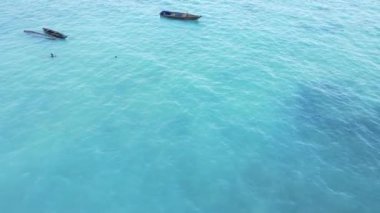 Okyanusta tekneler Tanzanya 'nın Zanzibar kıyısında.