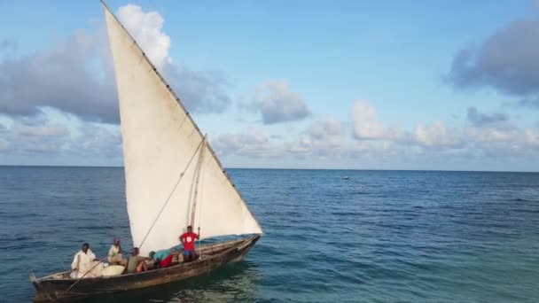 Vista aérea de un barco en el océano cerca de la costa de Zanzíbar, Tanzania — Vídeo de stock