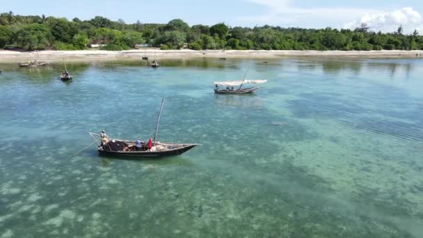 Zanzibar, Tanzania - łodzie na oceanicznej wodzie niedaleko brzegu — Wideo stockowe