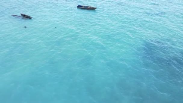 タンザニアのザンジバル海岸近くの海のボート — ストック動画