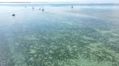 Okyanusta tekneler Tanzanya 'nın Zanzibar kıyısında.