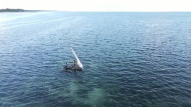 Tanzanya 'nın Zanzibar kıyısındaki bir teknenin okyanus manzarası.