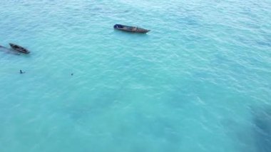 Okyanusta tekneler Tanzanya 'nın Zanzibar kıyısında.